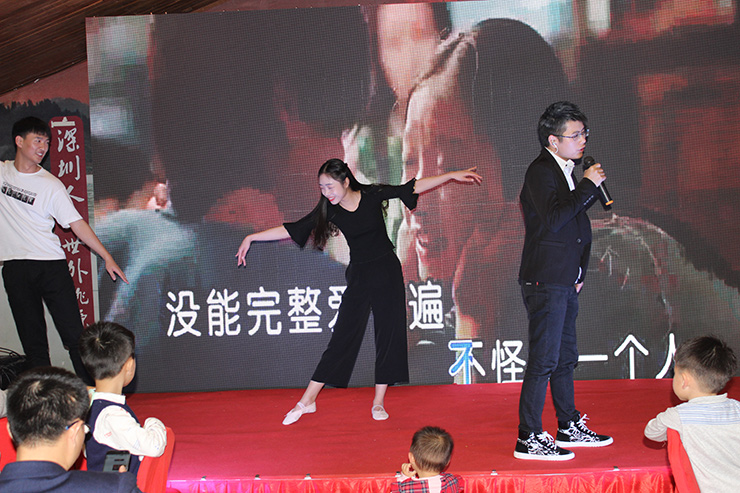 綜合部小(xiǎo)夥伴為(wèi)大(dà)家(jiā)獻上(shàng)歌(gē)舞(wǔ)《匆匆那(nà)年(nián)》