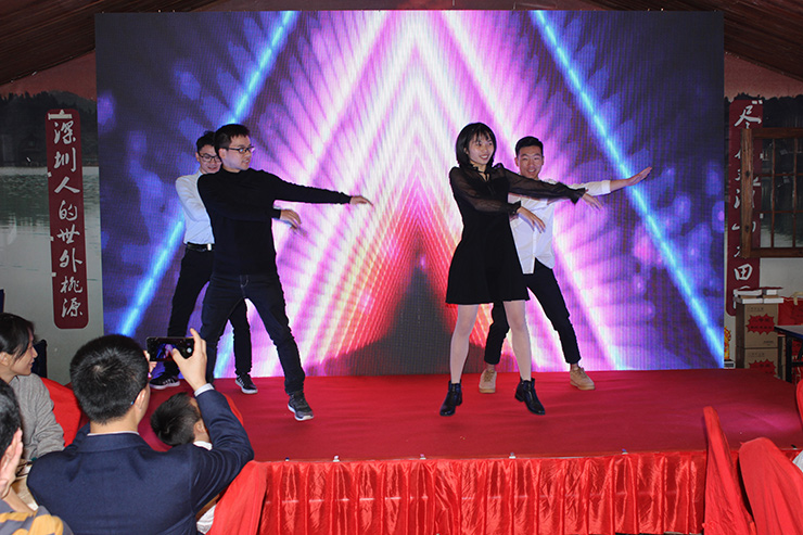 技(jì)術(shù)二部小(xiǎo)夥伴為(wèi)大(dà)家(jiā)獻上(shàng)舞(wǔ)蹈《咋了(le)爸(bà)爸(bà)》