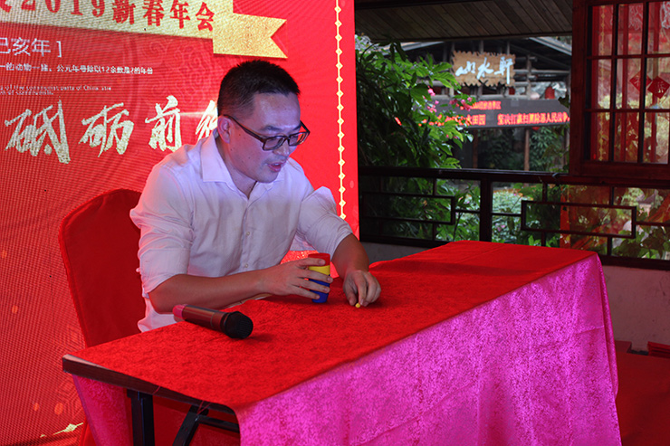 肖工(gōng)表演精彩小(xiǎo)魔術(shù)