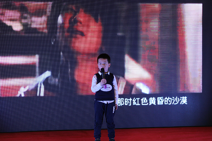 王子(zǐ)辰小(xiǎo)朋(péng)友(yǒu)為(wèi)大(dà)家(jiā)獻上(shàng)歌(gē)曲《一(yī)千年(nián)以後》