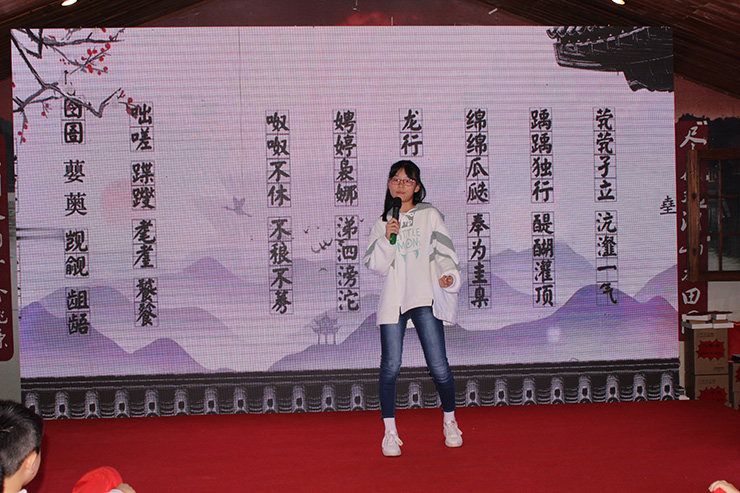 梁懷丹為(wèi)大(dà)家(jiā)獻上(shàng)歌(gē)曲《生(shēng)僻字》